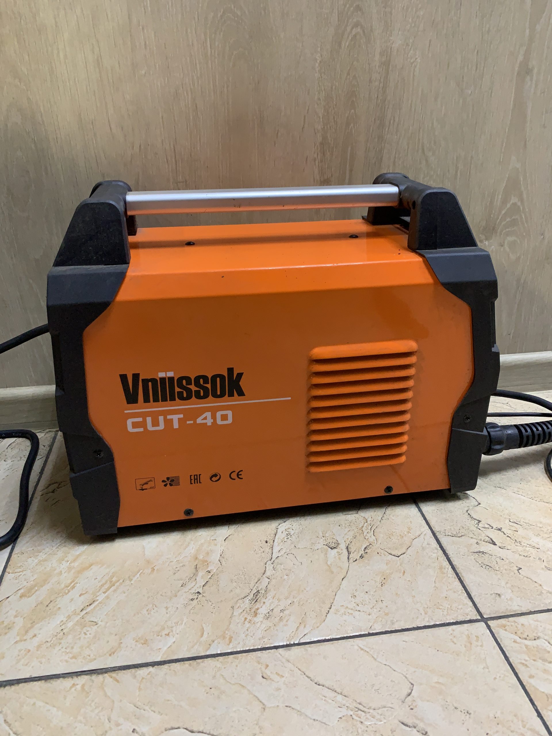 Инвертор плазменной резки CUT-40 с встроенным компрессором Инвертор плазменной резки CUT-40 с встроенным компрессором